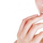 Почему чешется нос: возможные причины и приметы