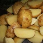 Как приготовить картошку по-деревенски с хрустящей корочкой Приготовление картошки по деревенски в духовке